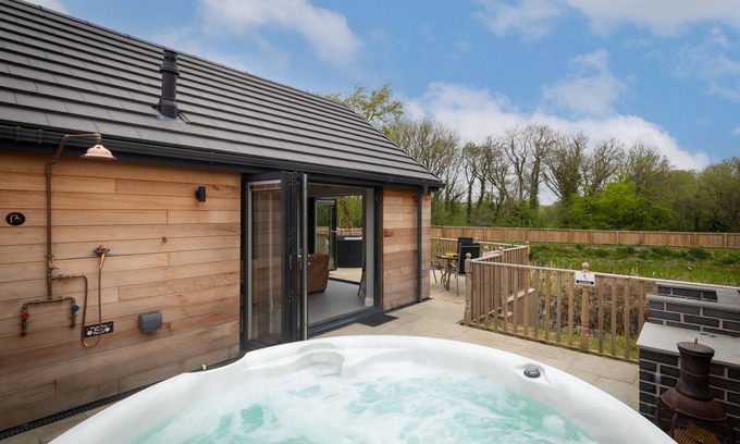 St. Florence Cottage | Fig Tree Cottage with private hot tub