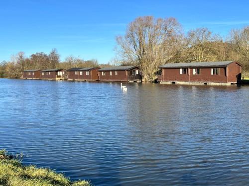 Smallburgh Boat Rental | Filby Broads Lodge Houseboat