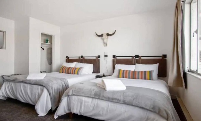 Fillmore Apartment | Fillmore Lodge: Comfortable 2 Double Queens Room