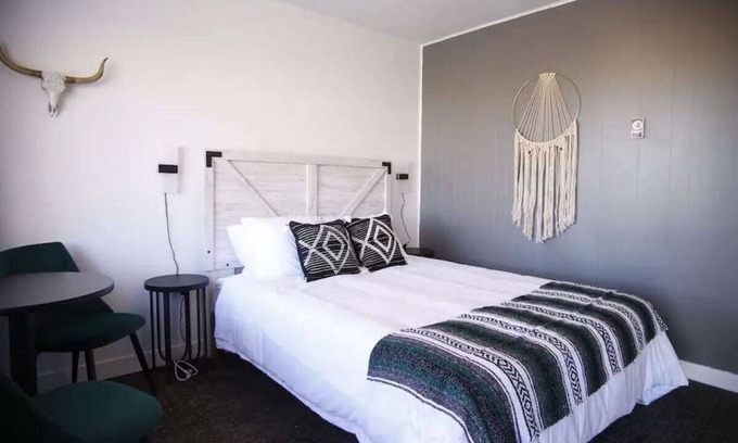 Fillmore Apartment | Fillmore Lodge: Discounted Cheerful Queen Room