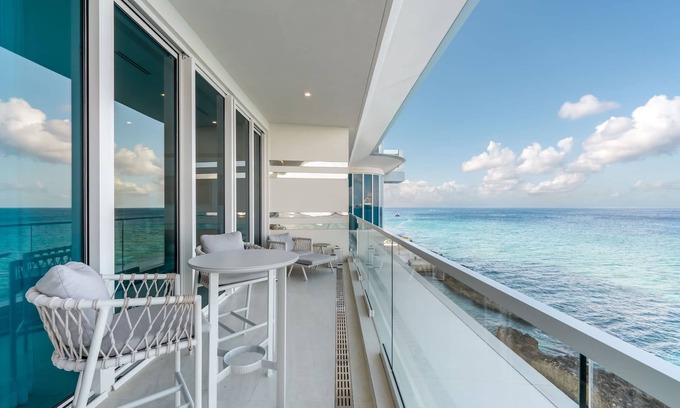 George Town Condo | Fin #16 - Luxurious Oceanfront Condo