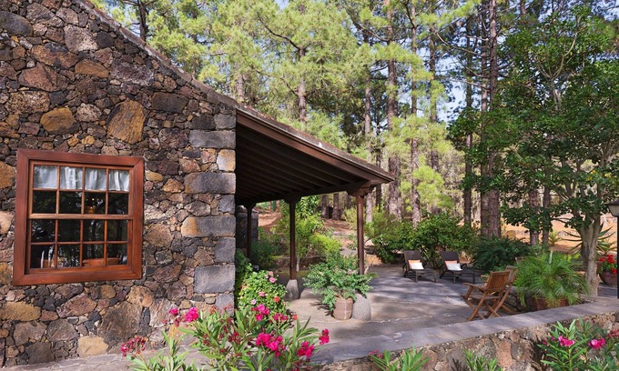 El Paso Villa | Finca "Casa Calimera" with Private Terraces, Private Garden & Wi-Fi