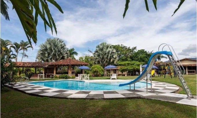 Montenegro House | Finca Grupos Grandes Cerca Al Parque Del Café. Cerca a Quimbaya Quindío
