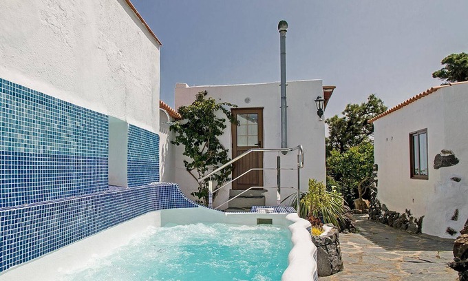El Tanque House | Finca La Hoya 1 - Tradition meets modernity - sea view, whirlpool & conservatory