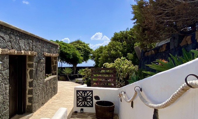 Macher Cottage | Finca with breathtaking sea views in La Asomada hillside, Lanzarote