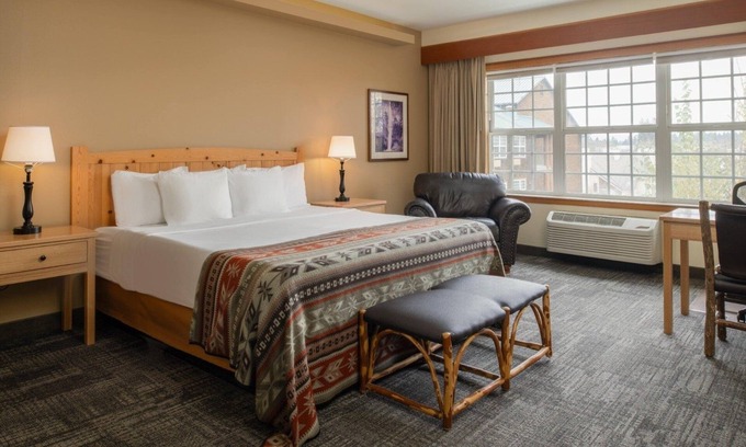 Vancouver Hotel | Find Comfort in Our Spacious Rooms w/Cozy Lodge Atmosphere