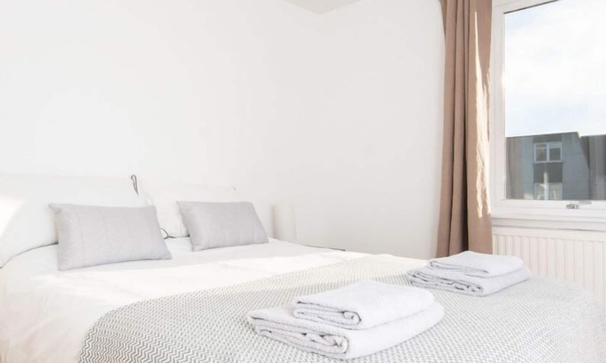 Aberdeen West End Apartment | Find "Dwellcome Home" Spacious 2 bedroom with 2 double and 1 single beds