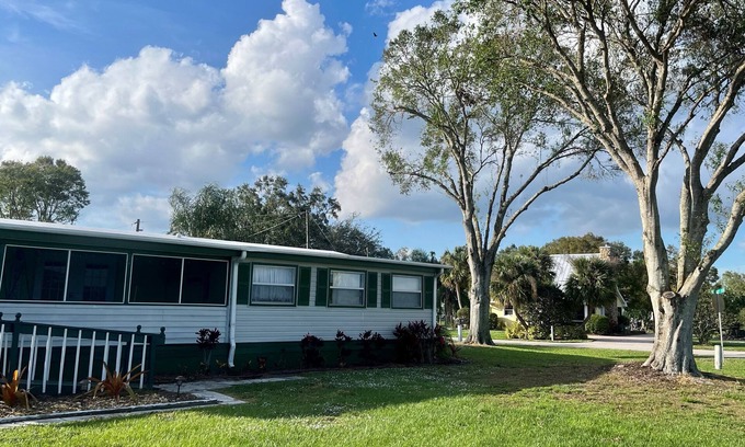 Taylor Creek House | Find serenity at this family-sized Lake Okeechobee home.