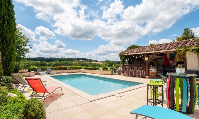 Degagnac House | Fine small holiday home with a shared pool