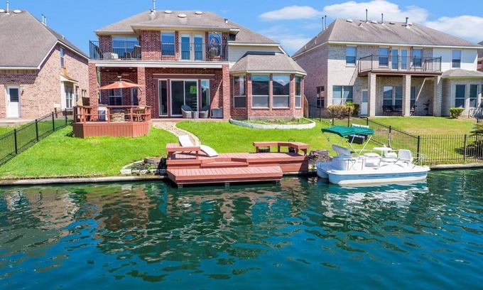 Sydney Harbour Villa | Finest Luxury Resort-Style VILLA Home!PANORAMIC WATERFRONT PRIVATE LAKE SHORE!