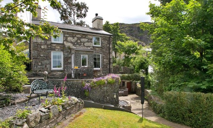 Manod Cottage | Finest Retreats | Brondderwen