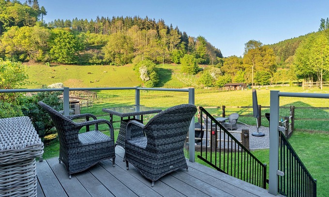 Ross-on-Wye Cottage | Finest Retreats | Lynx Lodge - Exotic Animal Sanctuary