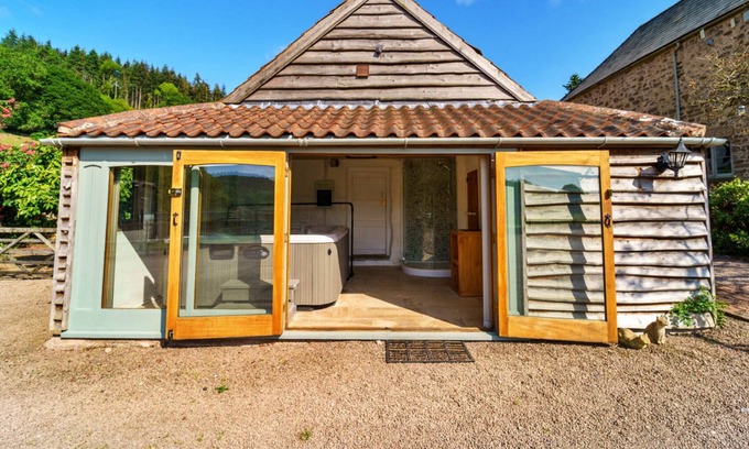 Ross-on-Wye Cottage | Finest Retreats | Porcupine Point - Exotic Animal Sanctuary