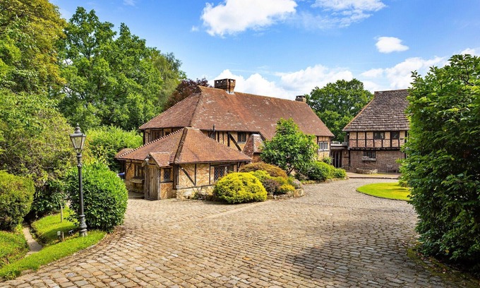 Crawley Down Cottage | Finest Retreats | Sandhill Cottage with Hot Tub