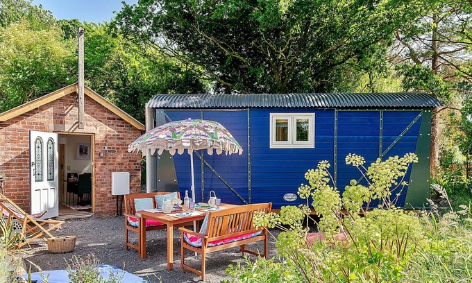 Stoney Stretton Ski Chalet | Finest Retreats | Shrawardine Train Carriage