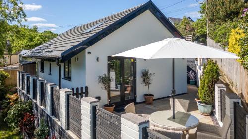Newbridge House | Finest Retreats - Torino Lodge
