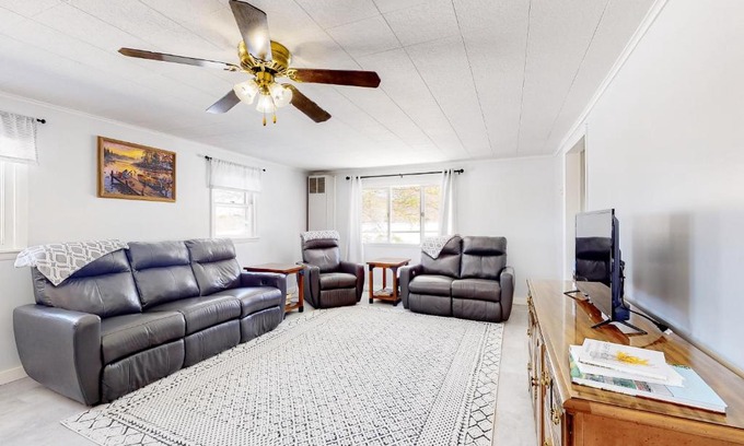 Dundee House | Finger Lakes Stunner