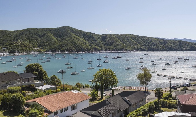 Waikawa Bay House | Finlay Waterfront - Waikawa Holiday Home