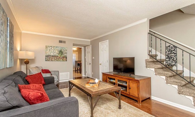 Briarwood Apartment | Finley-2 Bed Apt in Midtown near St. Vincent UAMS UALR- Convenient Parking