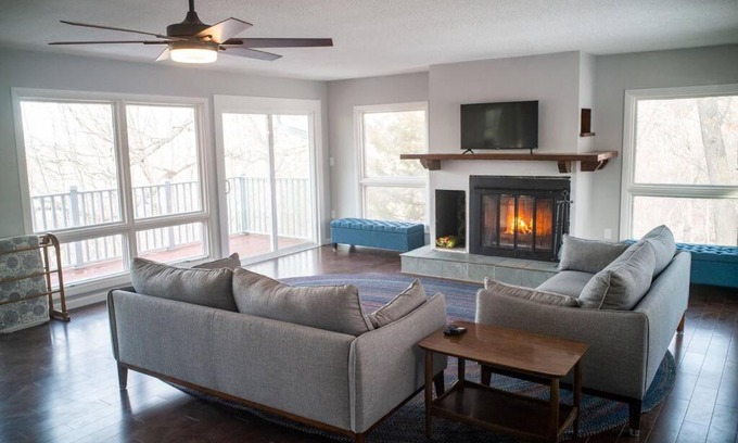 Adrian House | Finn's Hideaway -Modern family river home