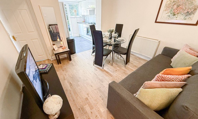 Finsbury Park Apartment | Finsbury Park 1BR Apt w/Garden, Parking | Arsenal