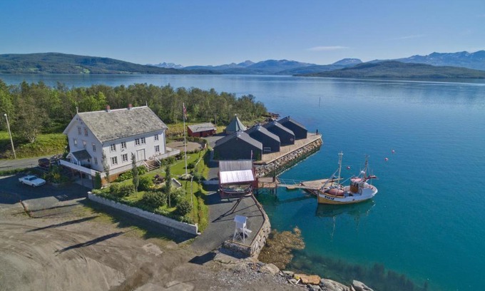 Finnsnes Hotel | Finsnes Gaard