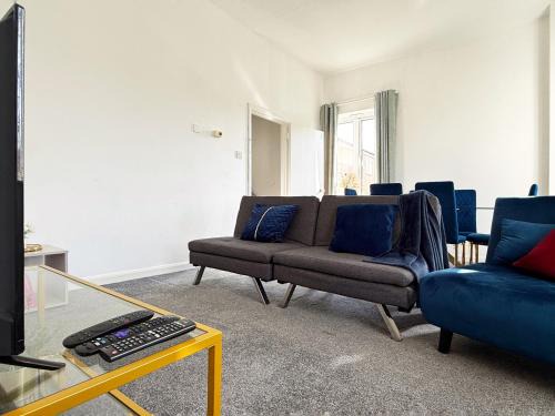 Winchester Apartment | Fiona Place in Winchester city center- 3 Double Beds, 2 Single Beds, 2 Sofa Beds - FREE parking available upon request