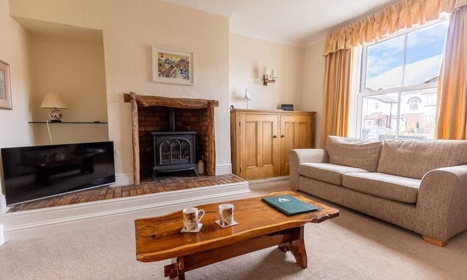 Penrhyn Bay House | FIR TREE COTTAGE/COSY 3 BED COTTAGE IN PENRHYN BAY WITH SEA VIEWS, ACCESS TO