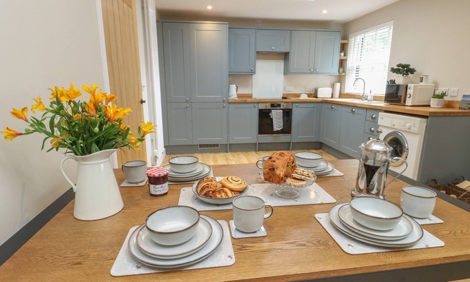 Llanrug Cottage | FIR TREE COTTAGE, pet friendly, with a garden in Llanrug