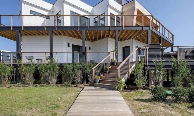 Ocean Bay Park House | Fire Island White House - Ocean Bay Park n5 Bedroom Bayview Home - Sleeps 18!