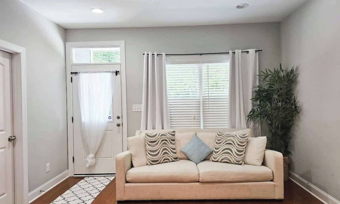 Chapel Hill Apartment | Fire Pit - 4 Min from UNC - 7 Min from Carrboro - Fast Wi-Fi