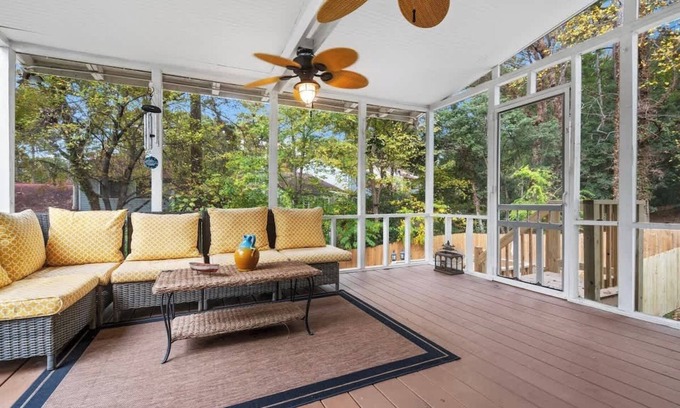 North Raleigh House | Fire pit - 6 Min to North Hills - Screened Porch