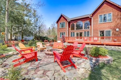 Lake Harmony House | Fire Pit and BBQ Elegant Split Rock Resort Getaway!
