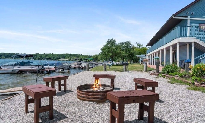 Mayfield Apartment | Fire pit, beach access, yard games, and more