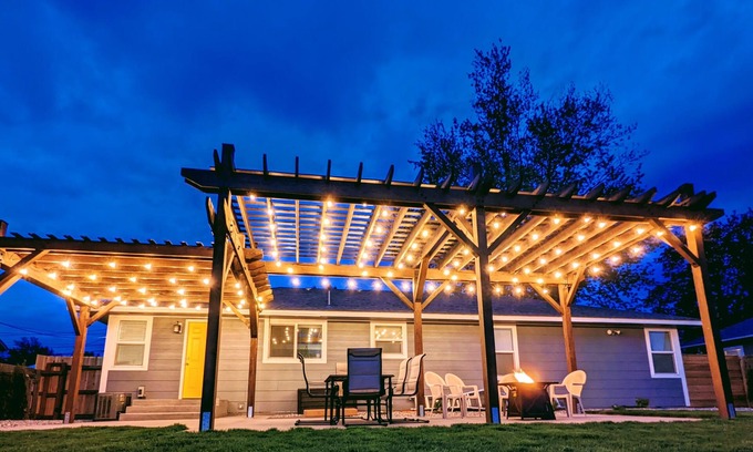 College Place House | Fire Pit, Outdoor Living Space, 2 King Beds, Dog Friendly, One-Level Home