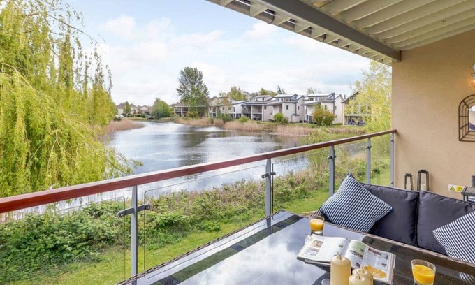 Cirencester Cottage | Firecrest, Cotswold Water Park - sleeps 10 guests in 4 bedrooms