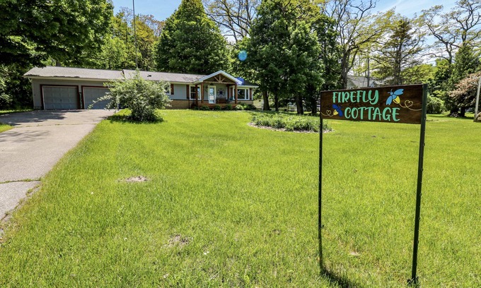 Empire House | Firefly Cottage Enjoy Views of Glen Lake