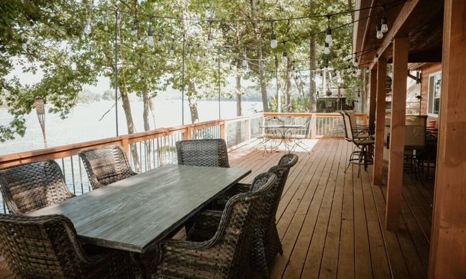 Jenkins House | Firefly Cottage - Escape to Serenity: 2-Bedroom Lake-View Retreat