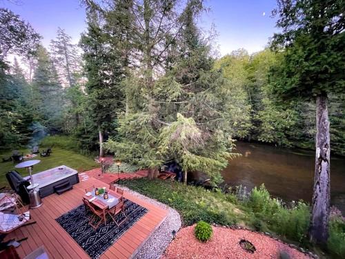 Mayfield House | Firefly Lodge! Boardman River! Hot Tub! Woodstove!