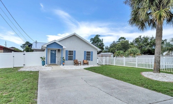 Fort Bay House | Firepit/BBQ/Games! Walk/Bike to Beach! Sleeps 6