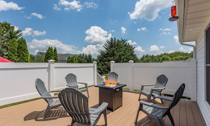 Keezletown House | Firepit, fireplace, jetted tub + more! Close to JMU, Massanutten + Shenandoah!