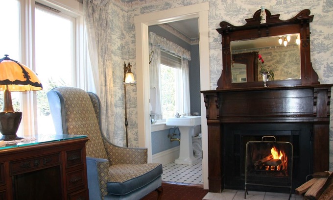 Pacific Grove Cabin | Fireplace/1800rope QUEENBED/desk/highboy dresser/clawfoot tub/shower