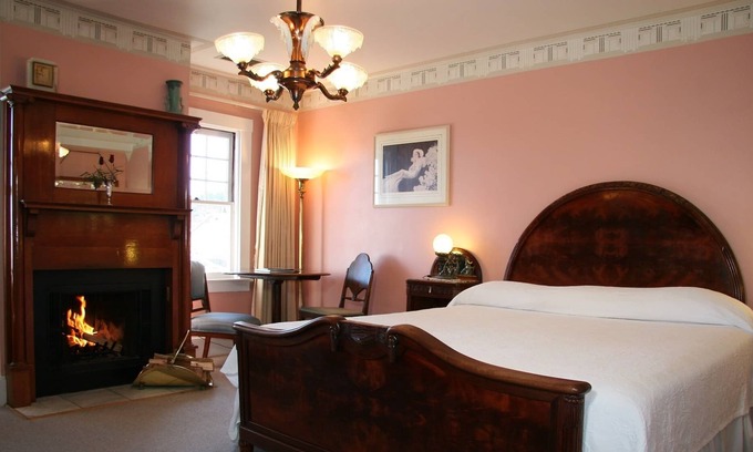 Pacific Grove Cabin | Fireplace/Art Nouveau 4 piece mahogany KINGBED set/captains round table/tub/show