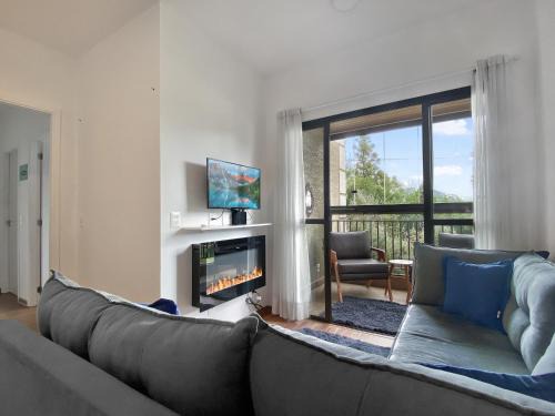 Campos do Jordao Apartment | Fireplace Balcony Kitchen Parking