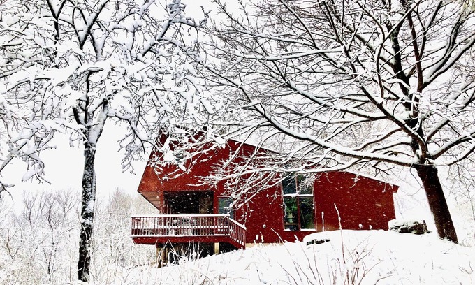 Manchester House | Fireplace, deck, pool, tennis, sauna, double height ceilings, Dogs welcome, views!