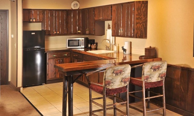 Onalaska House | Fireplace, Dry Bar, Theme Suite Mini Premier, Stoney Creek La Crosse