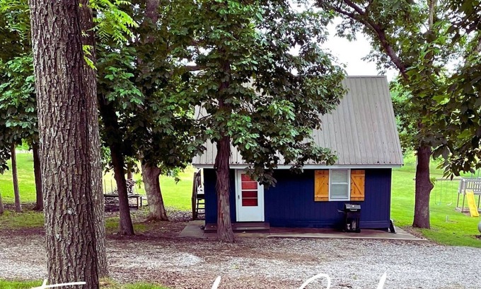 Deepwater House | Fireside Cabin – a cozy retreat at Truman Lake – relax and unwind! Pet friendly!
