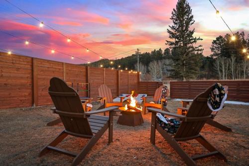 Custer Apartment | Fireside Grove- Downtown Stay with Hot Tub