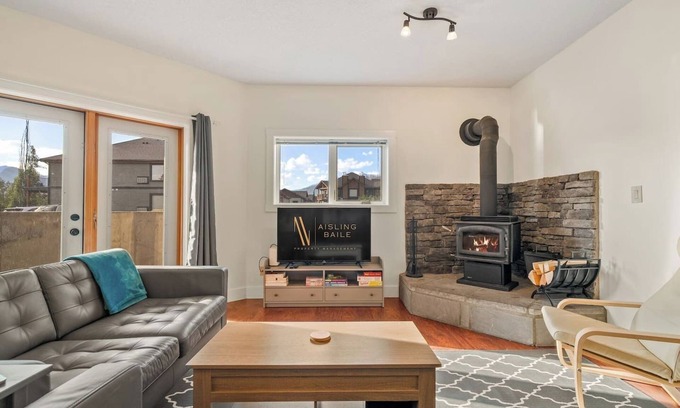 East Kootenay Apartment | Fireside Retreat | Hot Springs | Fireplace | Pets