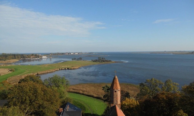 Riemserort House | First floor apartment by the water with terrace, carport parking space and WLAN